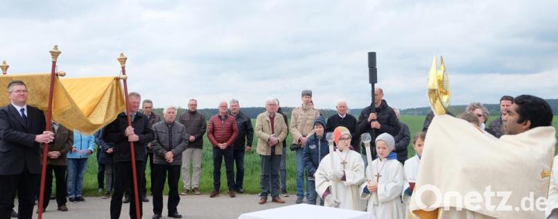 Beim Flurumgang der Pfarrgemeinde Stulln erteilte Pfarrvikar Joseph Kokkoth am zweiten Altar in der Nähe des „Hausmannstodl“ den kirchlichen Segen. Im Mittelpunkt der Betrachtungen stand der schöpferische Kraft des Geistes. Bild: ohr
