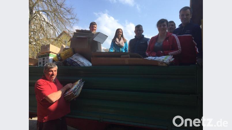 Die Mitglieder der Katholischen Landjugend in Aktion: In Burggrub leeren sie den Kipper und füllen das Material in den bereitgestellten Container um. Am Ende des Tages war der Container randvoll mit Altpapier für einen guten Zweck. Bild: lep