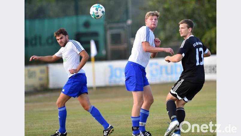 Manfred Widegger (rechts) wird in der kommenden Saison einer von zwei Spielertrainern des TV Nabburg. Bild: Alfred Schwarzmeier