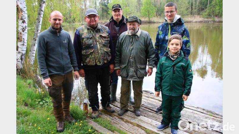 Die Siegerehrung fand am Schönhaider Troiteich statt. Im Bild – von links – Vorsitzender Daniel Hechtl, Stefan Thoma, Matthias Zwerenz, Günther Brosch, Jeremias Froschauer und Hannes Hechtl. Bild: wro