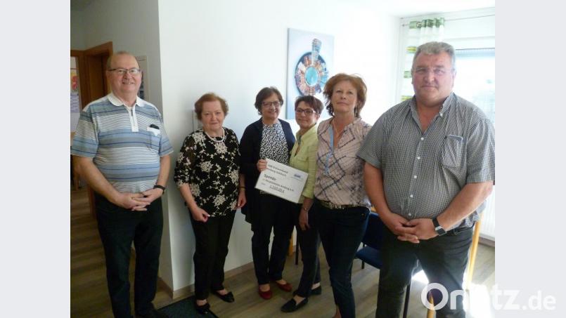 Eine Spende über 1500 Euro übergibt der Kreisvorstand des VdK an den Amberger Hospizverein (von links): Hans Ludwig, Marianne Kies-Baldasty, Irmgard Huber, Angela Hering, Erika Renner und Franz Senft. Bild: usc