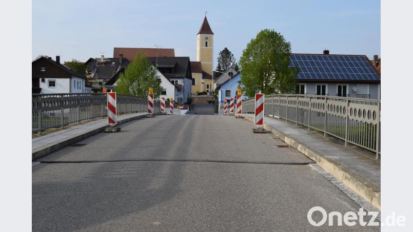 An der Schwarzachtalbrücke in Altendorf müssen kleinere Schäden beseitigt werden. Die Arbeiten werden sich drei Wochen hinziehen. Bild: bnr