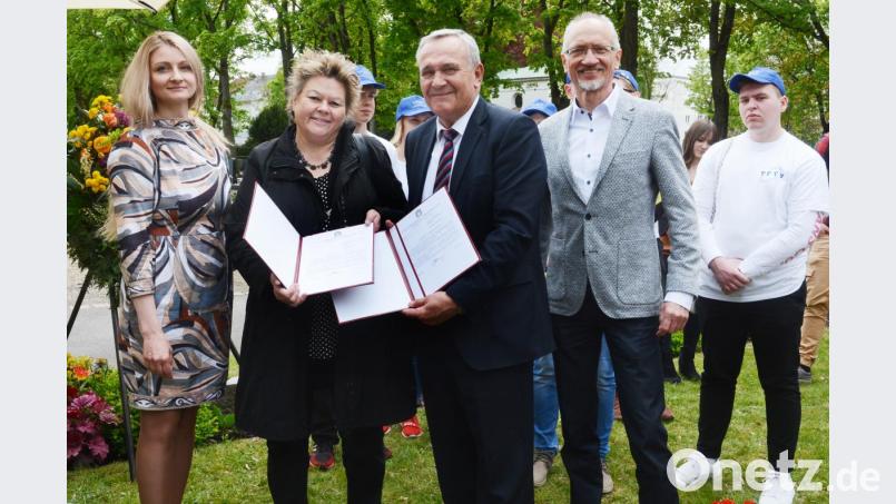 Marina Blüm , Vertreterin der Technischen Universität Tambov, übergab Petra Vorsatz, Leiterin des Amts für Kultur, Stadtgeschichte und Tourismus, und Oberbürgermeister Kurt Seggewiß Dankesschreiben der Regierung von Tambov. Prof. Magnus Jaeger der OTH Amberg-Weiden begleitete die Studierenden der Partneruniversität zur Gedenkfeier. Bild: Gabi Schönberger