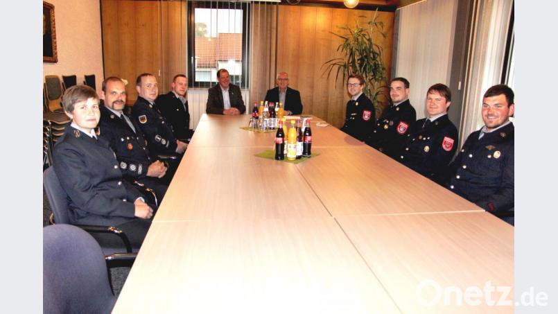 Lob und Anerkennung für den ehrenamtlichen Einsatz bei der Beseitigung der Schneemassen im Berchtesgadener Land ernteten Angehörige der Feuerwehren Röckenricht und Weigendorf von Neukirchens Bürgermeister Winfried Franz und dem Weigendorfer Zweiten Bürgermeister Fabian Bräutigam. Bild: ds