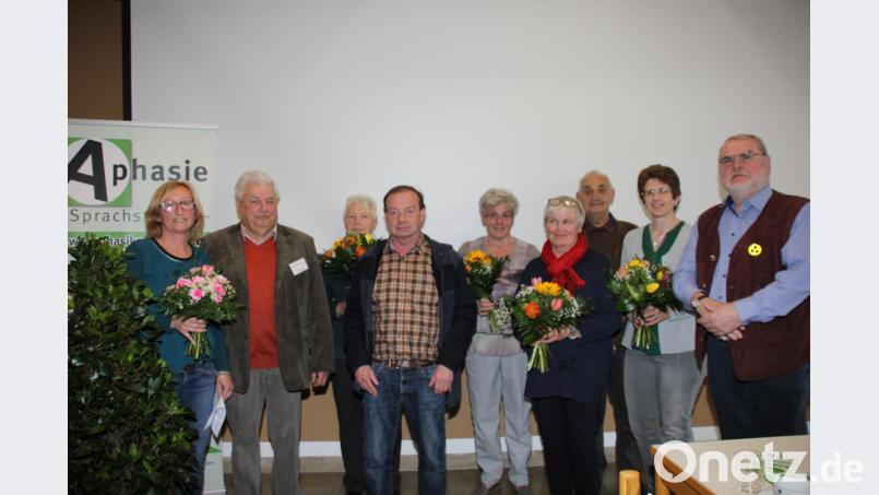 Aphasie-Regionalgruppenleiter Manfred Belusa (Zweiter von links) dankte allen, die mit ihm seit zehn Jahren für eine erfolgreiche Arbeit sorgen, darunter Renate Belusa, Ernst Ziegler, Elfriede Übler, Margareta Bachl, Georg Übler, Heidi Ziegler und Anton Bachl. Heike Frankenberger (links), Leiterin des Beratungszentrums Oberfranken für Menschen nach erworbener Hirnschädigung, gratulierte ebenfalls zum Zehnjährigen. Bild: ads