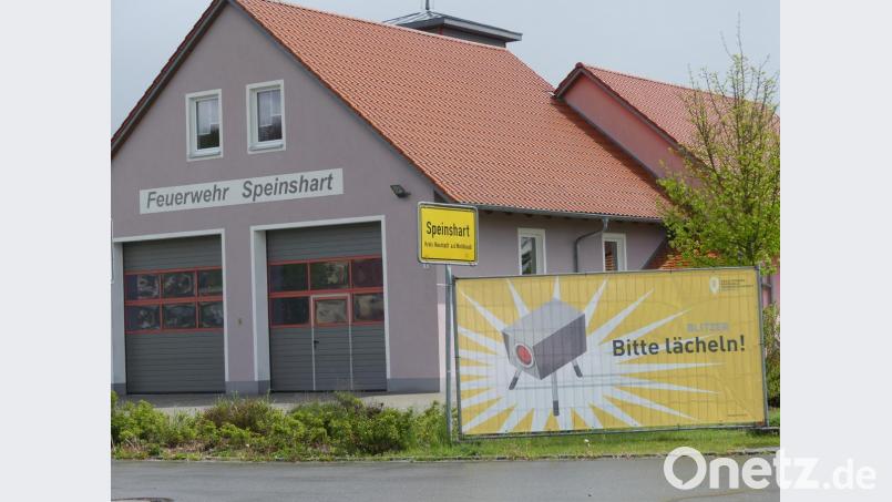 Mit dem Plakat &quot;Bitte lächeln! Blitzer&quot; warnt die Gemeinde vor überhöhter Geschwindigkeit im Gemeindebereich. Bild: rn