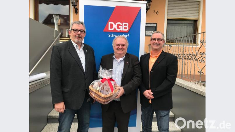 Ortskartellvorsitzender Thomas Hiltl (links) und Kreisverbandsvorsitzender Wolfgang Kurzendorfer (rechts) würdigten die Leistungen von Helmut Fiedler, dem DGB-Abteilungsleiter für grenzüberschreitende Beziehungen, und verabschiedeten ihn aus dem Dienst. Bild: exb