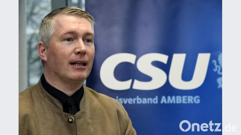 Stefan Ott bei einem Auftritt als Amberger CSU-Kreisvorsitzender. Der Rücktritt von Barbara Lanzinger öffnet ihm die Tür für eine Rückkehr in den Stadtrat als Nachrücker. Bild: Petra Hartl
