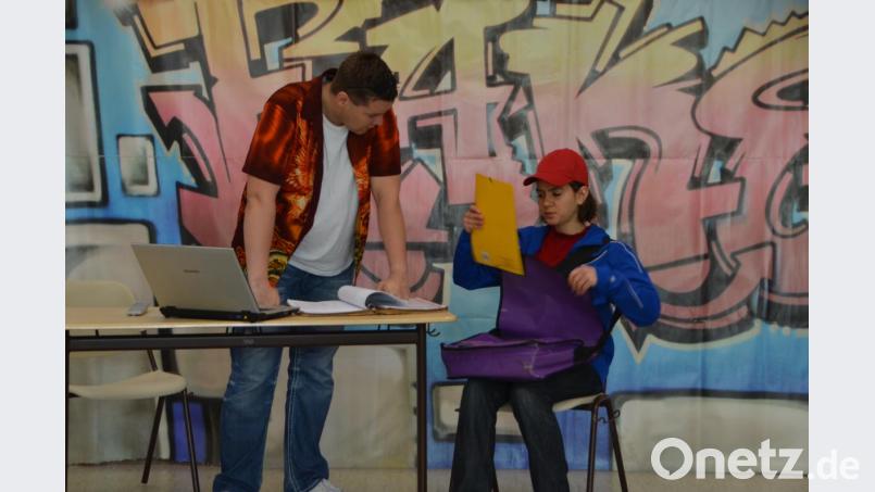 Die 17-jährige Lea (Judith Mundinger) träumt davon, Sängerin zu werden und bewirbt sich bei einer Casting-Agentur bei Richard Rabeus. Bild: dob