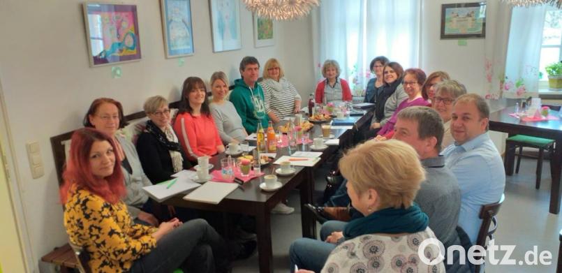 Im Familienzentrum Mittendrin begrüßt Leiterin Jessika Wöhrl-Neuber (links) die Teilnehmer am Netzwerktreffen. Bild: jzk