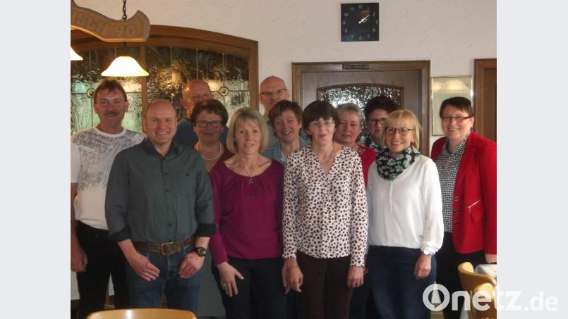 Die ehemaligen Erstklässler des Einschulungsjahrgangs 1969 an der Grundschule Püchersreuth haben sich im Gasthof Miedl einiges zu erzählen. Bild: trj