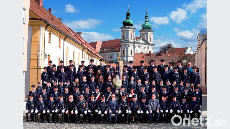 Die Mitglieder und Freunde der FFW Waldsassen haben sich Anfang April zum aktuellen Erinnerungsfoto für das große Jubiläum versammelt. Bild: Roman Preis/Fotostudio Waldsassen/exb