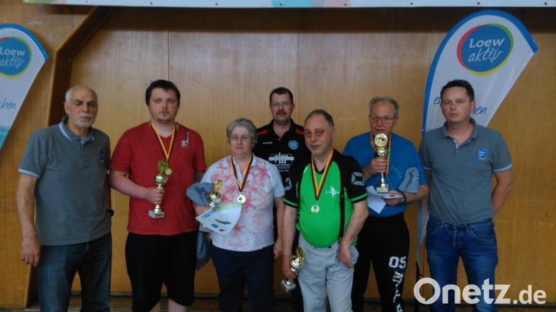 Dr. Fritz Loew (links), Florian Dotzler (rechts) und Tischtennisabteilungsleiter Dieter Buchner (hinten Mitte) gratulierten den Gewinnern in den einzelnen Konkurrenzen. Bild: wdb