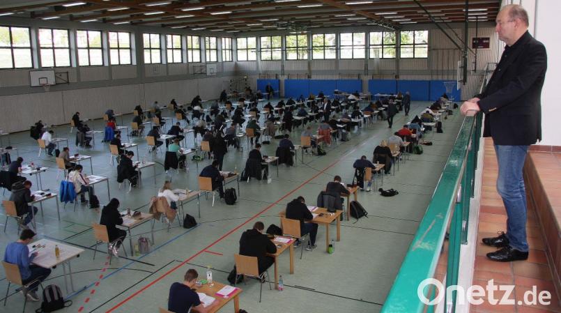 Aus der Dreifach-Turnhalle am BSZ ist ein Prüfungsort geworden. Oberstudiendirektor und Schulleiter Dr. Wolfgang Eckstein schaut von der Galerie auf die rund 120 Schüler. Bild: wro