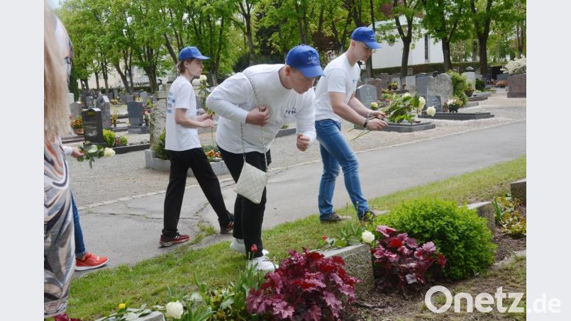Zehn Studierende der Technischen Universität Tambov legten zum Gedenken an die gefallenen russischen Kriegsgefangenen weiße Rose am Weidener Stadtfriedhof nieder. Bild: Gabi Schönberger