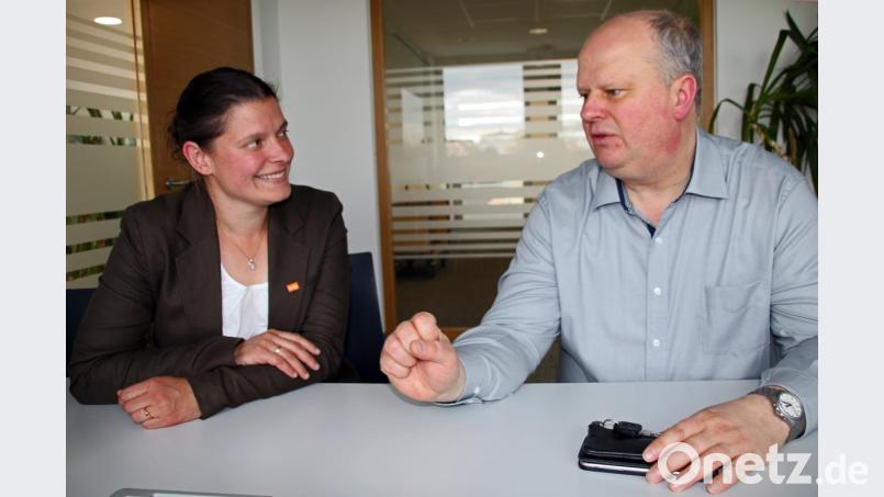 Bienenkönigin Agnes Becker (links) und Gendarm Klaus Mrasek: Die beiden ÖDP-Politiker verspüren seit dem erfolgreichen Bürgerbegehren „Artenvielfalt“ einen Aufschwung für ihre Partei. Bei der Europawahl rechnen sie mit vier Prozent und den Einzug von drei Kandidaten. Bild: jrh