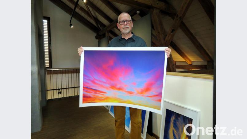 Nur ein Beispiel von 80 Himmelsdarstellungen: Auch den Stiftländer Abendhimmel hat Jürgen Klein eindrucksvoll aufs Fotopapier gebannt. Eine Momentaufnahme, die niemals mehr so zu sehen sein wird. Bild: ubb