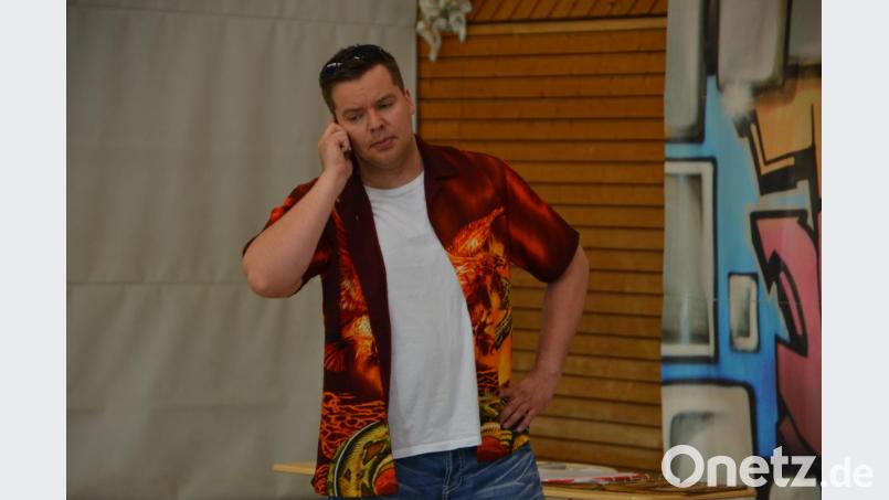 Das Handy ist in diesem Theaterstück ein wichtiger Begleiter. Bild: dob