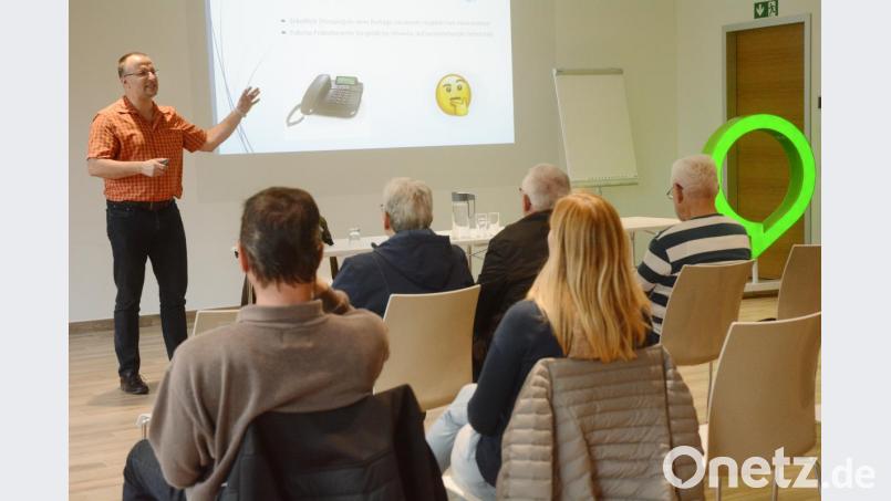 Kriminalhauptmeister Dieter Melzner klärte am Dienstag bei einem Vortrag bei Oberpfalz Medien über Tricks und Maschen von Betrügern auf. Bild: Gabi Schönberger