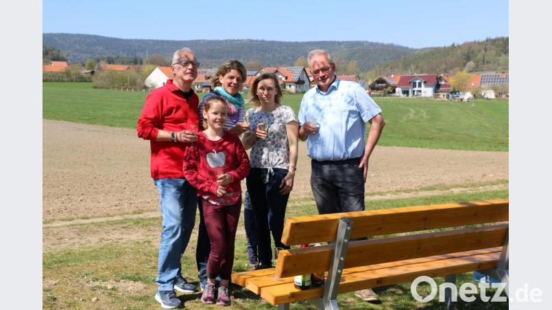 Für ein besonders Geschenk dankte der Erholungsort treuen Urlaubsgästen. Mit einen Glas Sekt stießen (von links) Lothar und Nicole Schnepp aus Teltow (Berlin) mit Tourist-Info-Leiterin Melanie Höfer und Bürgermeister Gottfried Härtl auf eine neue Ruhebank an. Lothar und Nicole Schnepp hatten die großzügige Spende aus Dankbarkeit für die stets gute Aufnahme im Erholungsort arrangiert. Mit im Bild Tochter Lea Schnepp (vorne). Bild: bsc