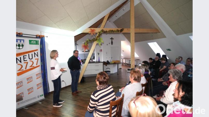 NEUN2727-Koordinatorin Doris Völkl (links) und Dr. Markus Wittmann freuen sich über das große Interesse am Vortrag über den Schlaf. Bild: fvo