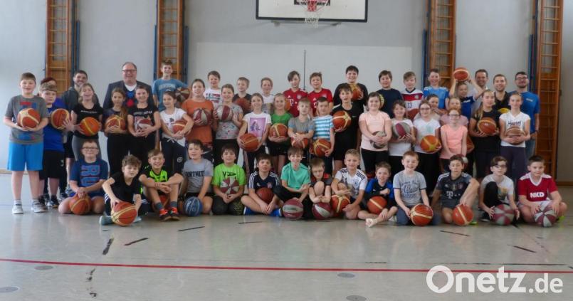 Die Schülerinnen und Schüler der Klasse 5b und 5c zusammen mit Referent Merkl, Oberstudiendirektor Stefan Niedermeier sowie den Sportlehrkräften. Bild: exb