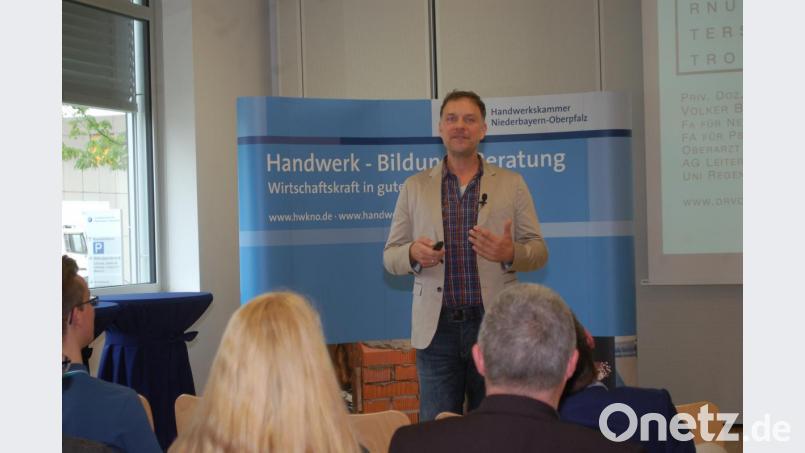 Dr. Volker Busch bei seinem Vortrag zum Thema &quot;Digitaler Stress im Alltag&quot;. Bild: gib