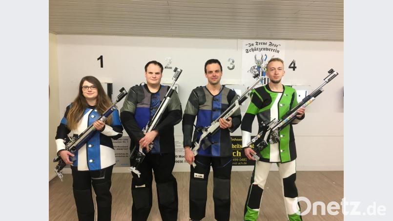 Die neu formierte Mannschaft mit Nicole Wittmann, Stefan Brandmiller und Andreas Kappl (von links) um Mannschaftsführer Fabian Putzer (rechts), schafft den direkten Wiederaufstieg in die Bezirksoberliga. Bild: gi