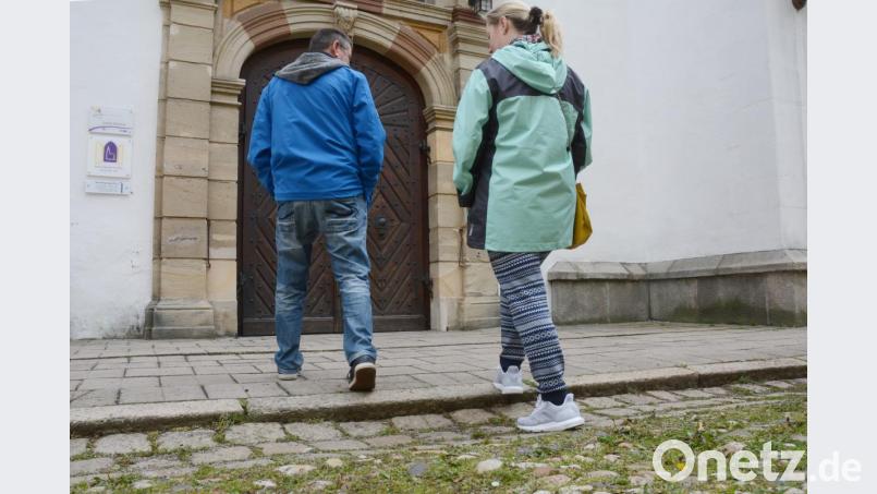 Pflaster und Plattenbelag vor dem Hauptportal von St. Michael sind seit jeher Stolperfalle und Hindernis für manchen Fußgänger. Der Bereich soll jetzt saniert werden. Bild: Gabi Schönberger