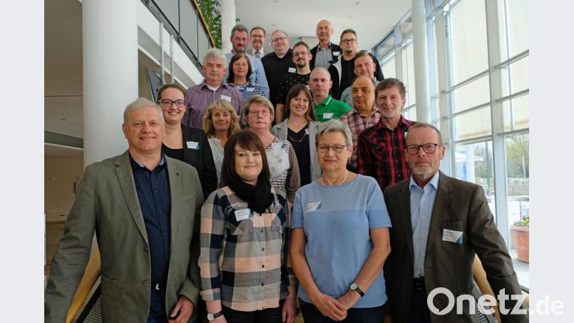 Schwerbehindertenvertreter aus Amberger Behörden und Dienststellen treffen sich zur ersten Tagung. Mit dabei sind Initiator Martin Kroher (links vorne) und Bürgermeister Martin Preuß (hinten, Zweiter von links). Bild: Stadt Amberg, Thomas Graml