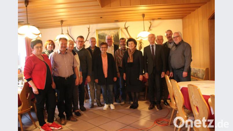 Die SPD-Kreisräte aus Wunsiedel und Tirschenreuth beim gemeinsamen Austausch. Peter Zimmert (rechts), Sachgebietsleiter im Landratsamt Tirschenreuth für den ÖPNV, stellte das Erfolgsmodell „Baxi“ vor. Bild: den