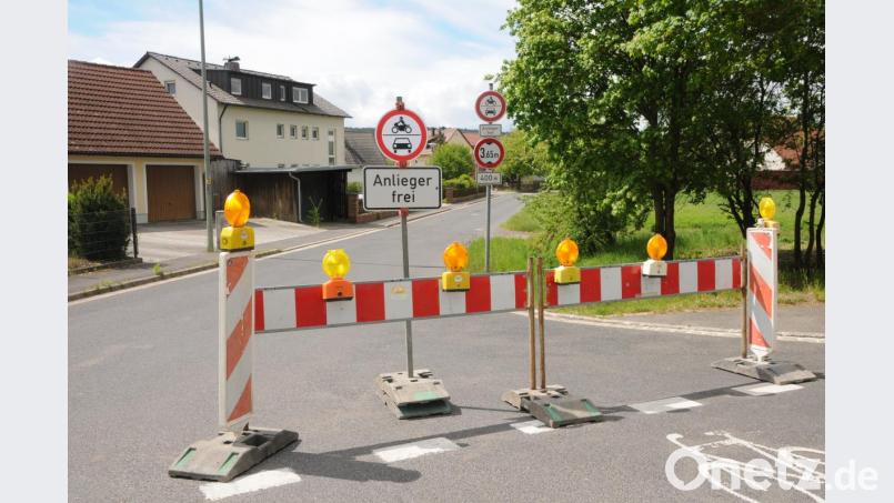 Hier an der Einfahrt nach Unterschwaig von der Eisenhämmerstraße aus verdeutlichen seit Donnerstag Hinweis- und Sperrschilder, dass Durchfahrtsverkehr nicht erlaubt ist. Bild: ge