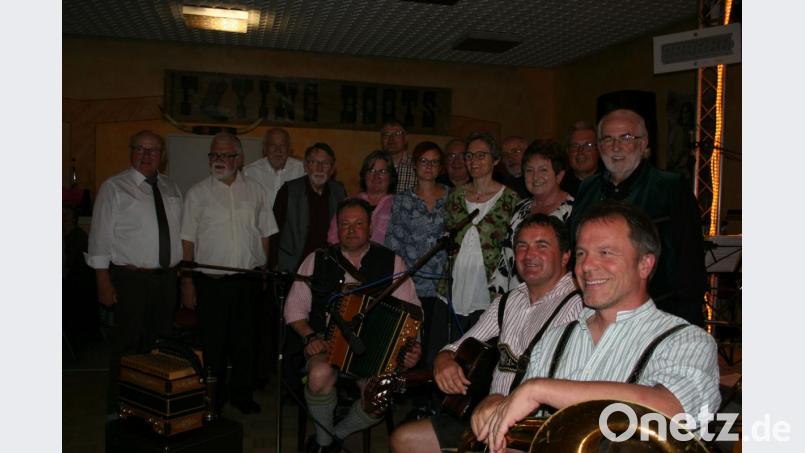 &quot;Musik ist Trumpf“ war das Motto eines „Frohsinn“-Abends im ausverkauften „Rohrer-Saal“ mit der „Stodtbergsaitn“ (hinten) und einem Trio von Musikern aus Berchtesgaden (vorne). Bild: gpa