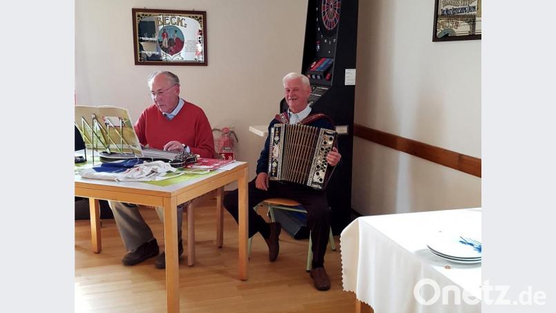 Richard Bugl sen. (Zither) und Hans Giesl (Steirische Harmonika) unterhielten die Besucher des Seniorencafés musikalisch. Bild: exb