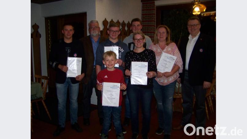 Langjährige und diensteifrige Wasserwacht-Mitglieder werden geehrt. Von links Thomas Flierl, Bürgermeister Hans Durst, vorne Lorenz Steger, dahinter Markus Flierl, vorne Christine Grötsch, dahinter Mario Gössl, Beate Pürner und Daniel Weidner. Bild: rrd