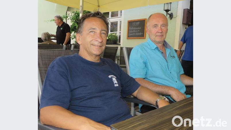 Dem DJK-Vorsitzenden Hans Bruckner (rechts) und dem Fördervereinsvorsitzenden Thomas Fischer (links) gelingt es seit Jahren, in Ettmannsdorf mit bescheidenen Mitteln ambitionierten Tischtennissport zu bieten. Bild: Hirsch