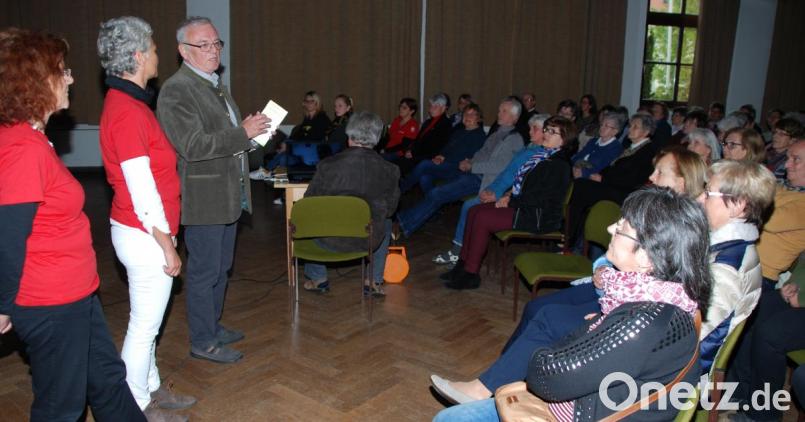 Die Hospizinitiative der Caritas hatte zum 20-jährigen Bestehen zu einem Filmabend in das Pfarrheim eingeladen. Vorsitzender Julius Schmatz freute sich zusammen mit Koordinatorin Manuela Singer-Bartos (Mitte) und Mitarbeiterin Christine Meseth-Voß über das große Interesse. Bild: Portner