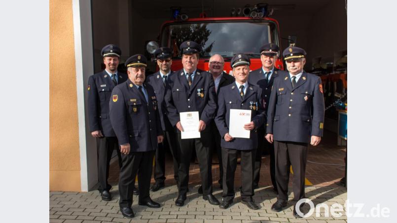 KBM Peter Killermann, KBI Richard Fleck (von links), KBR Robert Heinfling (von rechts) und Bürgermeister Heinz Weigl (Vierter von rechts) ehrten Josef Bauer (30 Jahre Kommandant, Dritter von rechts) und Markus Brunner (25 Jahre aktiver Dienst, Vierter von links). Bild: frd