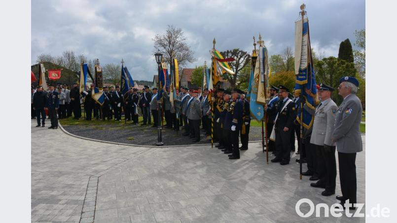 Zwölf Soldatenvereine aus dem Landkreis nahmen an der Friedenswallfahrt am Sonntag mit ihrer Vereinsfahne in Konnersreuth teil. Bild: jr