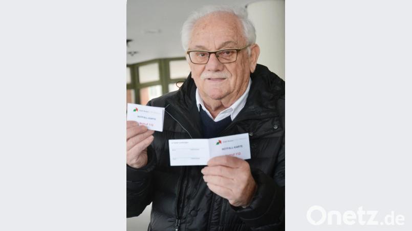 Alfons Heidingsfelder - hier bei der Präsentation der Notfallkarte - will zum Jahresende das Amt als Seniorenbeauftragter der Stadt niederlegen. Bild: Gabi Schönberger