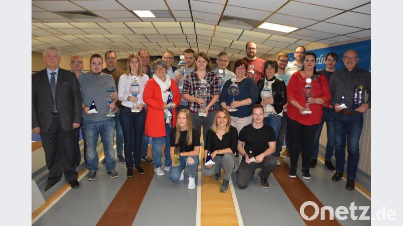 52 aktive Kegler nahmen an den 60. Kegel-Stadtmeisterschaften in Waldsassen teil. Unser Bild zeigt alle Pokalgewinner mit ihren Trophäen mit Vorsitzenden Peter Preisinger (links) von Ausrichter „Bavaria-Fortuna“. Bild: jr