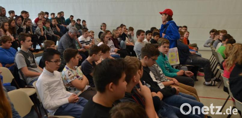 Telefonierend läuft Judith Mundinger als "Lea" durch die Schülerreihen der Sechst- und Siebtklässler in der Dreifachturnhalle. Bild: dob