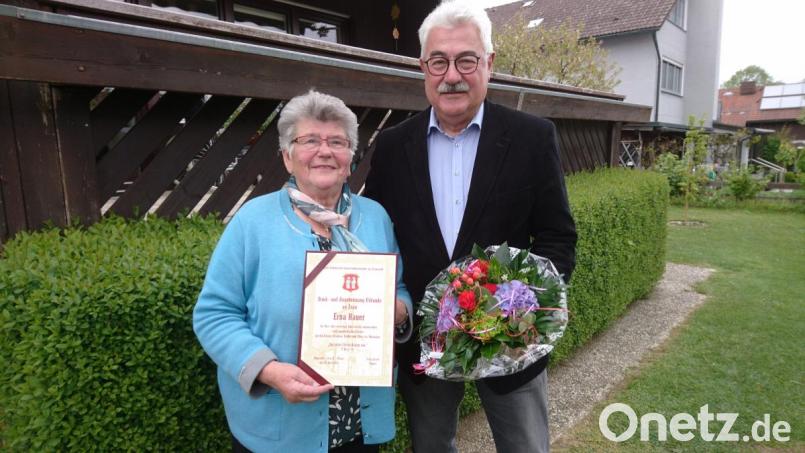 Überwältigt ist Erna Hauer (links), als ihr Pfarrer Jozsef Csiby, der extra aus Rumänien angereist war, zu ihrem 80. Geburtstag eine Dank- und Anerkennungsurkunde überreicht. Auch Bürgermeister Rupert Troppmann (rechts) gratuliert Hauer zum Ehrentag. Bild: prh