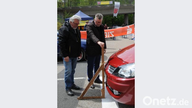Den Stopp genau auf der Start-Ziel-Linie kontrollieren hier ASC-Vorsitzender Hans Bohmann (links) und Bürgermeister Michael Göth (rechts). Bild: gf