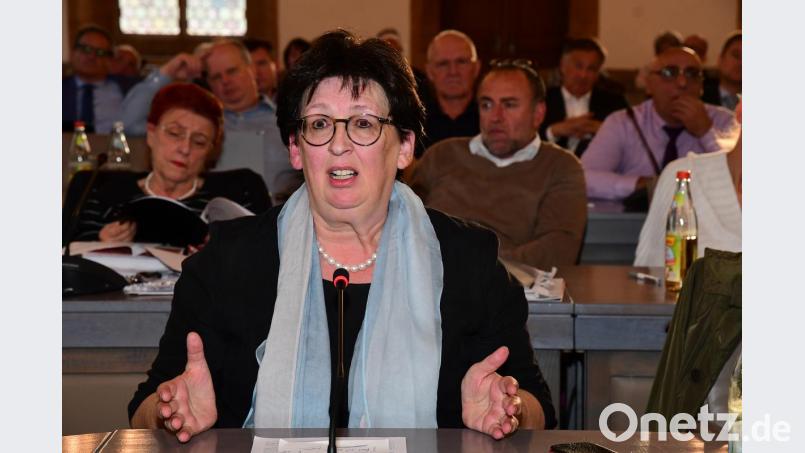 Barbara Lanzinger bei einem Redebeitrag im Amberger Stadtrat. Sie ist dort seit 1990 Mitglied. Am 3. Juni ist ihr Rückzug Teil der Tagesordnung. Bild: Petra Hartl
