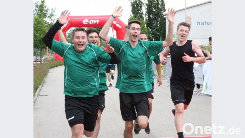 Strahlende Gesichter, wenn die Etappe bewältigt ist: Bisher haben sich rund 1250 Läufer und Walker für den Landkreislauf am Samstag, 25. Mai, angemeldet. Start ist in Burglengenfeld, Zieleinlauf in Nabburg. Archivbild: Hirsch