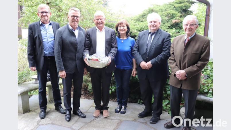 Konrad Zant feierte seinen 70. Geburtstag. Im Bild der Jubilar (Dritter von links) mit Ehefrau Luise sowie (von links) Dritter Bürgermeister Norbert Schuller, Bürgermeister Franz Stahl und (von rechts) Stadtrat Karl Berr und Zweiter Bürgermeister Peter Gold. Bild: Stadt Tirschenreuth