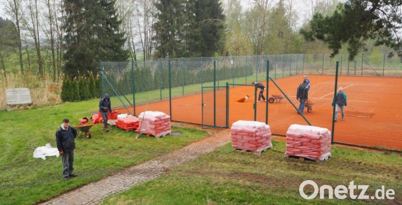 Im Frühjahr müssen Mitglieder die Plätze des Tennisclubs für den Spielbetrieb vorbereiten. Bild: gz