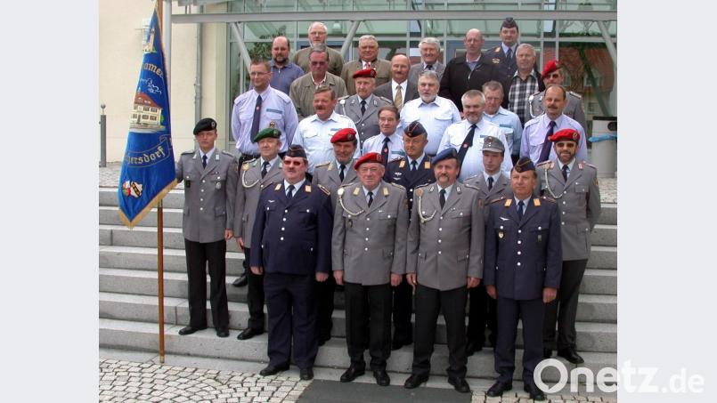 30 Jahre lang führte der 2009 verstorbene Ehrenvorsitzende Hermann Fraunholz (vorne, Zweiter von links) die Reservistenkameradschaft Speichersdorf. An dessen Amtszeit wird Vorsitzender Hubert Brendel beim Kameradschaftsabend ebenso erinnern, wie die seiner Nachfolger Norbert Kopp (rechts daneben) und Thomas Ackermann (hinten, Dritter von rechts). Das Bild entstand 2006. Bild: hai