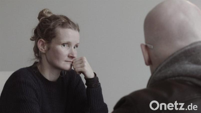 In dieser Filmszene erfährt der Berliner Tanzlehrer Heiko (29), dass die Chemo-Therapie nichts mehr bringt. Nach sieben Jahren Kampf mit der Krankheit kommt er zum Sterben ins Elternhaus zurück. Bild: Kaserer